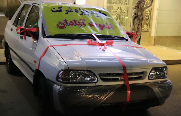 اهدای خودروی پراید توسط شرکت روغن موتور الموت در اردبیل
